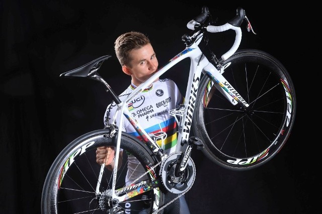 Michał Kwiatkowski prezentuje specjalnie dla niego przygotowany rower mistrza świata.