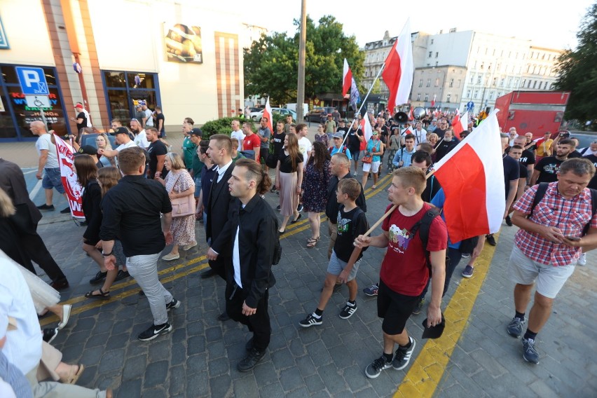 Marsz przeszedł z pl. Strzeleckiego pod pomnik pomordowanych...