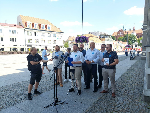 81.rocznica rzezi wołyńskiej. Konfederaci pamiętali o ofiarach zbrodni ukraińskich na Polakach. Rozdawali symboliczne niebieskie kwiaty