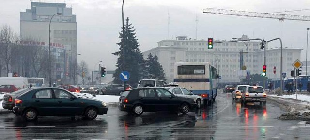 Skrzyżowanie al. Cieplińskiego z ul. Piłsudskiego. Kierowcy golfa i lanosa powinni zająć prawy pas ruchu, ustawiając się za srebrną fiestą. Tymczasem blokują dojazd do skrzyżowania, przez co nikt poza nimi nie opuści go już przy najbliższej zmianie świateł.