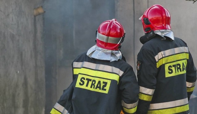 - Dziś około godz. 8.35 otrzymaliśmy zgłoszenie o dużym zadymieniu w jednym z domków jednorodzinnych w Starych Biskupicach. Na miejsce zdarzenia zadysponowano dwa zastępy gaśnicze - informuje st. kpt. mgr inż. Michał Borowy ze słubickiej straży pożarnej.