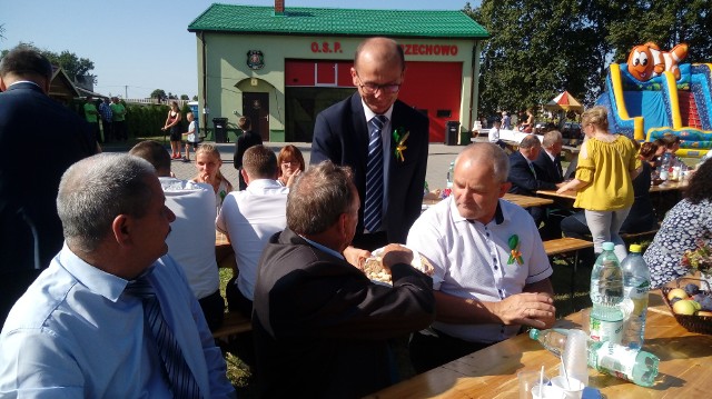 Wczoraj (24.08.) mieszkańcy gminy Ryńsk podczas dożynek zorganizowanych w Orzechowie podziękowali za zebrane przez rolników plony. Świętowanie rozpoczęto mszą świętą, podzielono się chlebem, a następnie uczniowie Szkoły Podstawowej w Ryńsku oraz członkowie Zespołu Pieśni i Tańca "Kujawy" z Włocławka zaprezentowali część artystyczną