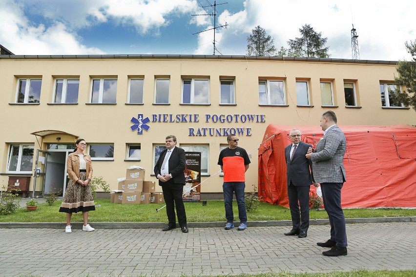 Przekazanie kombinezonów odbyło się w siedzibie Pogotowia...