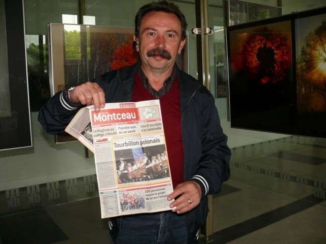 Marek Zaremba prezentuje francuską gazetę z regionu, gdzie się wybierają "Lasowiacy&#8221;.