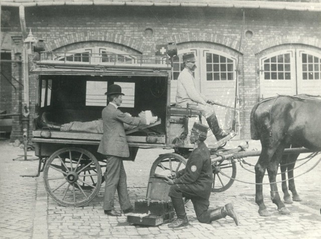 Ambulans konny, prawdopodobnie pierwszy w krakowskiej stacji pogotowia (arch. KPR)