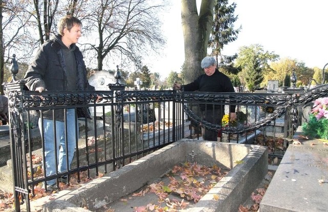 Tomasz ( z lewej) i Wiesław Michalscy z pracowni kowalstwa artystycznego montowali ogrodzenie przy grobie Katarzyny Klein z Klonowskich