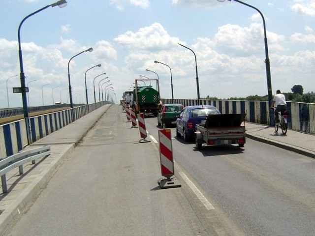 Na starym moście jeden pasu w stronę Tarnobrzega i Stalowej Woli jest wyłączony z ruchu. Samochody jeżdżą tylko jedną stroną. 