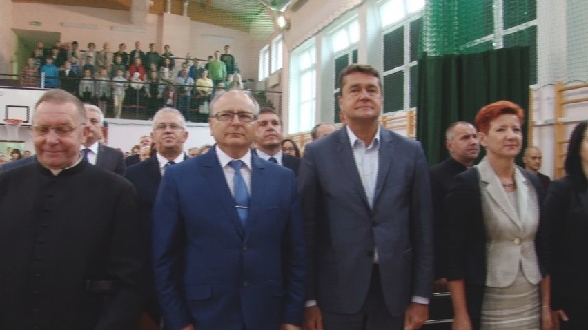 Burmistrz Końskich Krzysztof Obratański pomógł w sadzeniu...