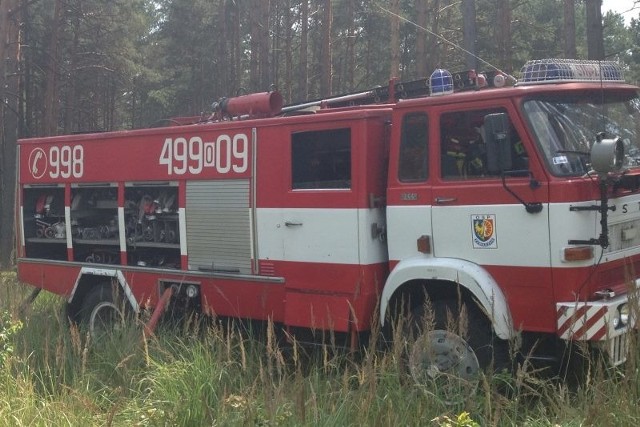 Strażacy ustalają, co znajduje się w beczkach.