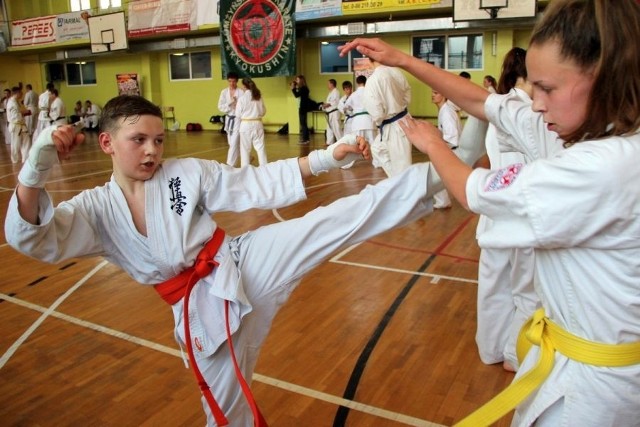 Sparingowe konfrontacje z zawodnikami z innych klubów to cenne lekcje karate.