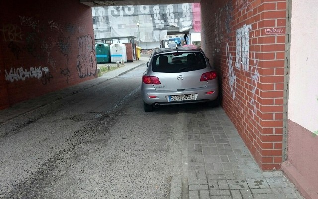 Nasz Czytelnik sfotografował tych autodrani przy ul. Wyszyńskiego 89 w Zielonej Górze.Czekamy na kolejne zdjęcia nieprawidłowo zaparkowanych aut. Wraz z krótkim opisem miejsca, w którym zostały wykonane, można je przesyłać na adres: glonline@gazetalubuska.pl. Wszystkie fotografie opublikujemy na naszym portalu. Wybrane znajdą się też w papierowym wydaniu "GL".Przeczytaj także w serwisie Gazetalubuska.pl:Wypadek na Słowackiego w Zielonej Górze. Są wstępne przyczyny tragediiWypadek ciężarówki ze zwierzętami na S3 pod Zieloną GórąGorzów - Berlin. Ruszyło połączenie kolejowe [ROZKŁAD JAZDY]Rodzina 500 plus Lubuskiem. Wniosek do pobrania, gdzie złożyć dokumenty50 przepisów na potrawy z jajek [PRZEPISY NA WIELKANOC]