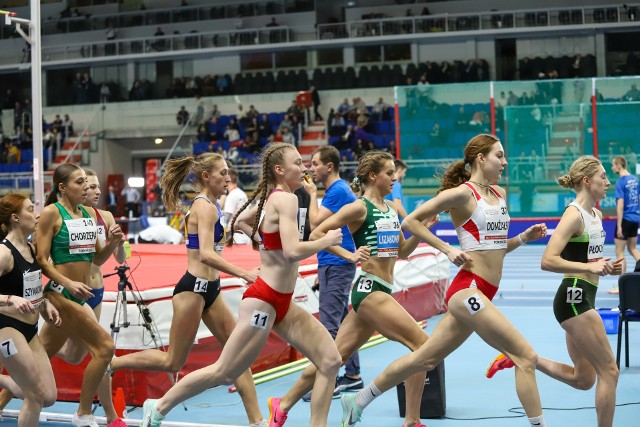 Weronika Lizakowska (w środku, nr 13) zdobyła w Toruniu srebro w biegu na 1500 metrów