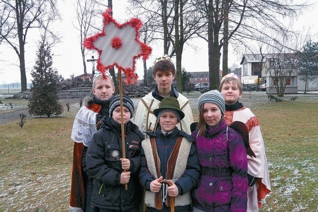 Jedna z grup, które kolędowały w Borkach Wielkich i w okolicznych miejscowościach. Wszyscy razem zebrali ponad 3300 zł.