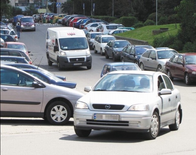 To w tym miejscu kierowcy parkują, jak chcą.