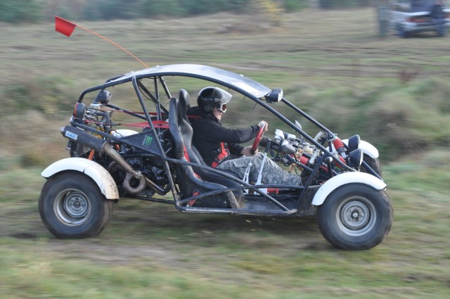 Półtora roku zajęło Piotrowi Kondaszewskiemu ze Szczecinka skonstruowanie buggy, pojazdu który wymyka się jakimkolwiek klasyfikacjom. Warto było poświęcić ten czas, bo radość z jazdy samochodzikiem jest niebywała. 