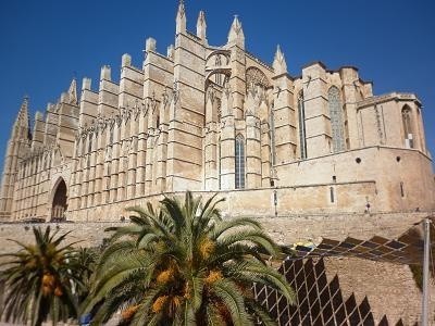 Składa się z trzech fasad, z których każda oferuje unikalne wejście. Najładniej Katedra prezentuje się od strony morza, otoczona wodą.