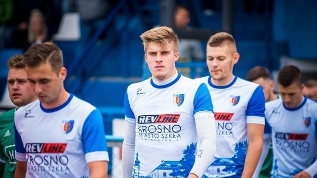 Środkowy obrońca, Mateusz Kolbusz (z lewej) po trzech latach gry w innych klubach wraca do Wisły Sandomierz