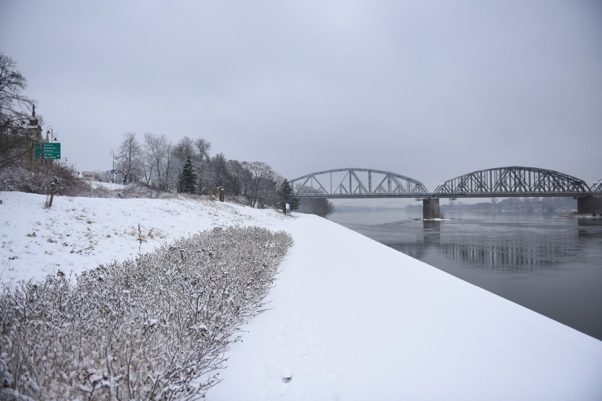 Kujawsko-Pomorskie. Spore opady śniegu w Toruniu i okolicach. Drogowcy walczą z ich skutkami