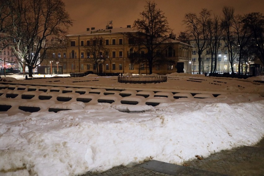 Lublin solidarny z Ukrainą. Na godzinę zgasły iluminacje na Placu Litewskim
