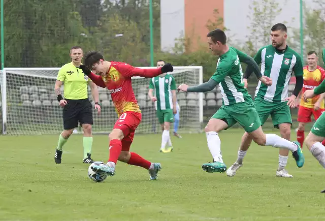 Korona II Kielce pokonała GKS Rudki 1:0. Więcej z tego meczu i innych w tej serii na kolejnych zdjęciach