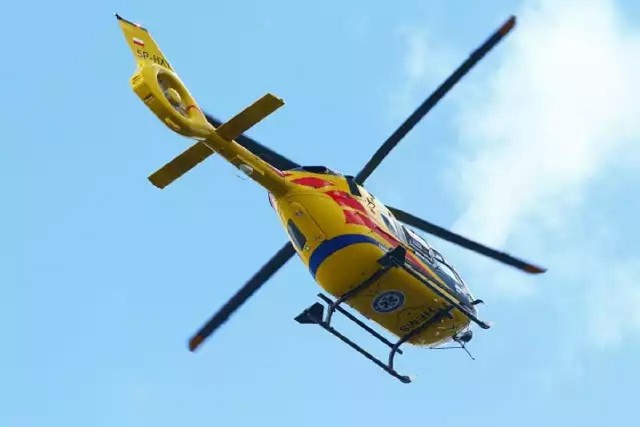 26-latek ranny w wypadku w pracy na terenie Stanowic, został zabrany do szpitala przez śmigłowiec LPR