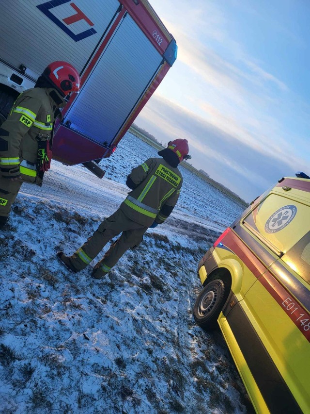 Tragedia w Wilkoszycach. Zginął 27-latek przyciśnięty samochodem