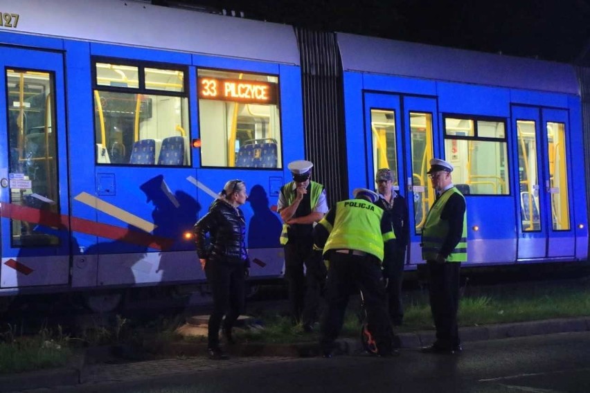 Tramwaj przejechał człowieka. Ten leżał przy torach w Parku Szczytnickim