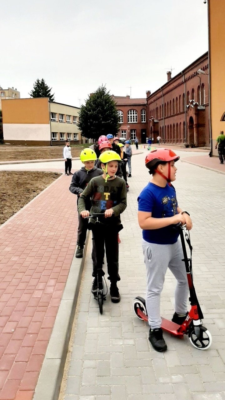 30 hulajnóg i kasków dla uczniów z Połczyna-Zdroju