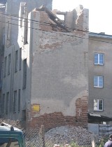 Katastrofa budowlana. Zawaliła się ściana budynku. Mężczyzna spadł z wysokości (zdjęcia)