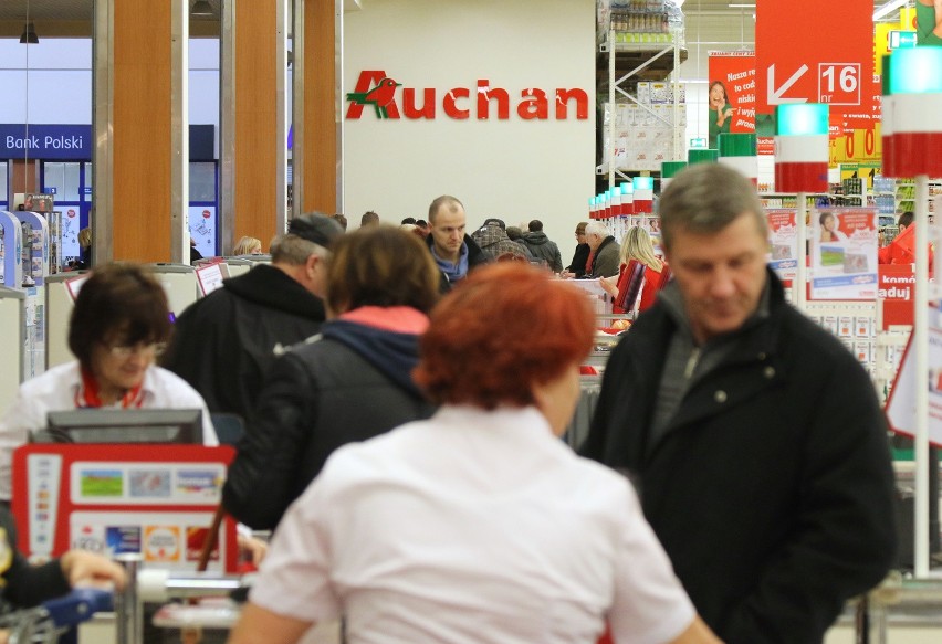 Auchan - cena koszyka: 241,90 zł....