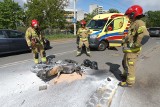 Wypadek! Motocykl wjechał w osobówkę i stanął w płomieniach. Utrudnienia na ul. Przyjaźni we Wrocławiu