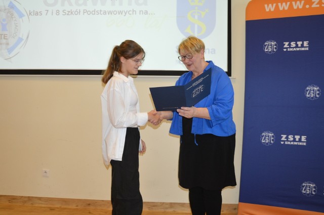 Dyrektorka Krystyna Jędrzejczyk wręcza nagrodę mistrzyni ortografii Julii Natkaniec