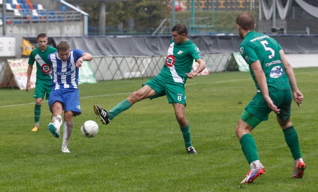 Stal Rzeszów czeka mecz w Kolbuszowej Dolnej, a Izolator Boguchwała w Niechobrzu zmierzy się z Jednością.