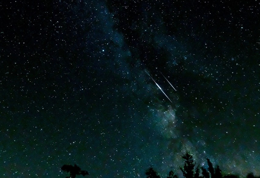 Maksimum roju meteorów obserwuje się pomiędzy 12 i 13...