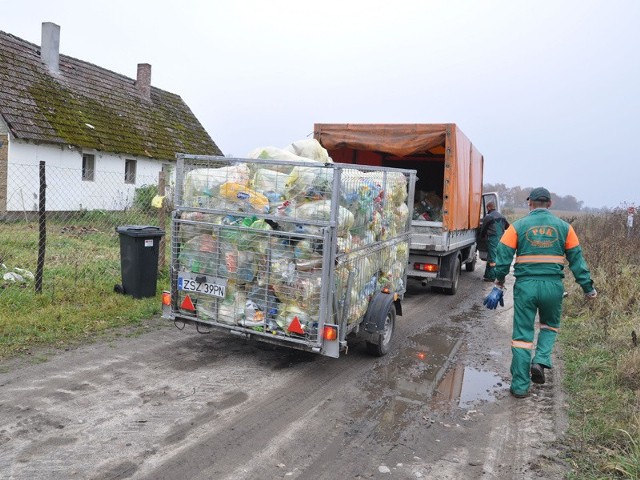 Ekipa PGK Szczecinek odbiera surowce wtórne w jednej z wsi w gminie Grzmiąca.