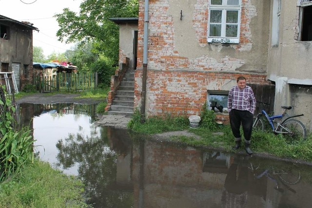 Podtopienia na ulicy Oławskiej w BrzeguOdra zalała przydomowe ogródki i piwnice, woda dopłynęła też do dwóch kamienic.