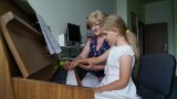 Nauka gry na pianinie z Ireną Socichowską w Klubie Konstancja w Skierniewicach [ZDJĘCIA]