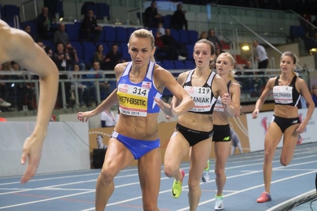 W Arenie Toruń dobiegły końca halowe mistrzostwa Polski w lekkoatletyce. W drugim dniu zawodów złote medale wywalczyli m.in. Iga Baumgart-Witan, Marcin Lewandowski i Piotr Lisek. Powody do zadowolenia mieli także reprezentanci MKL-u Toruń - na 200 metrów drugi był Adrian Brzeziński, a na 3000 metrów trzecie miejsce zajęła Aleksandra Brzezińska.