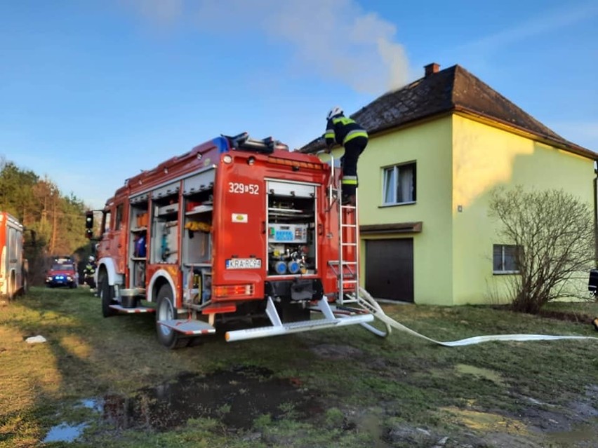 Pożar domu w Dąbrowie Szlacheckiej w gminie Czernichów. Na...