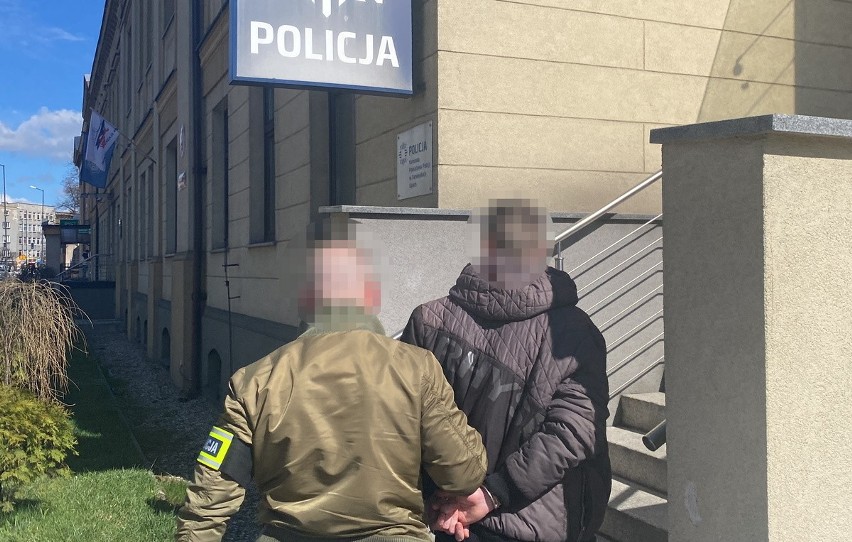 21-latek ukradł alkohol za 900 złotych. Skradzione butelki...