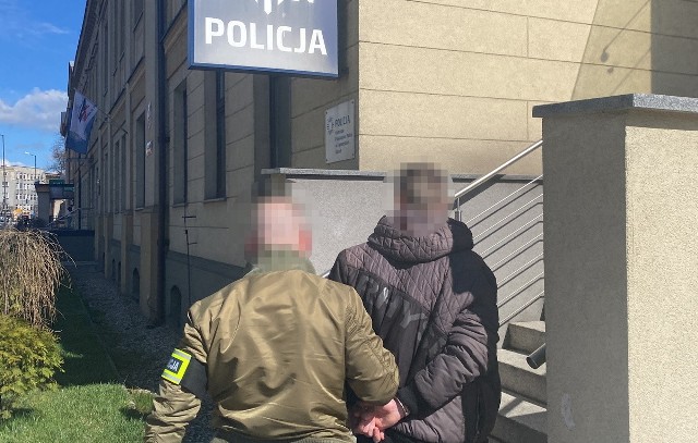 21-latek ukradł alkohol za 900 złotych. Skradzione butelki potłukł w trakcie ucieczki.