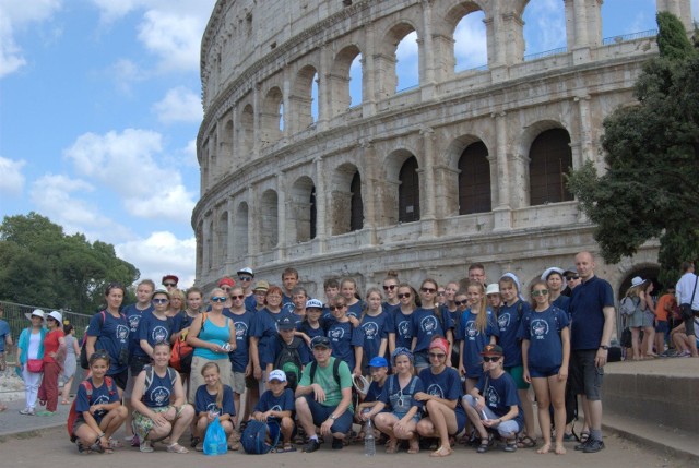 Zwiedzając Rzym dotarli też do Coloseum. 
