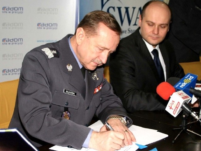 Generał broni pilot Lech Majewski, dowódca Sił Powietrznych i Andrzej Kosztowniak, prezydent Radomia, podpisują dokumenty dotyczące organizacji Air Show 2011.