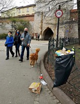 Kraków. Zaśmiecone Planty to wstyd dla miasta. Z koszy aż się wysypuje! Dowodem zdjęcia