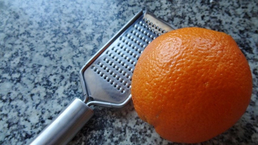 Pomarańczę umyj dokładnie pod ciepłą wodą i wysusz....