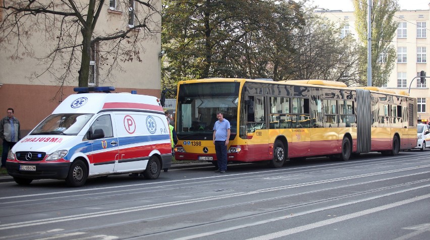 Autobus MPK Łódź nagle zahamował. Pasażerowie 96 przewiezieni do szpitala [ZDJĘCIA]