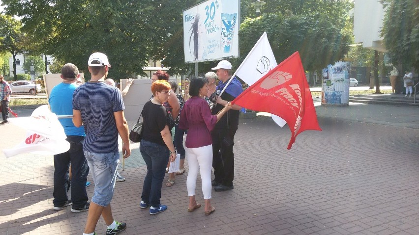 Pikiety związkowców pod marketami Tesco w Częstochowie