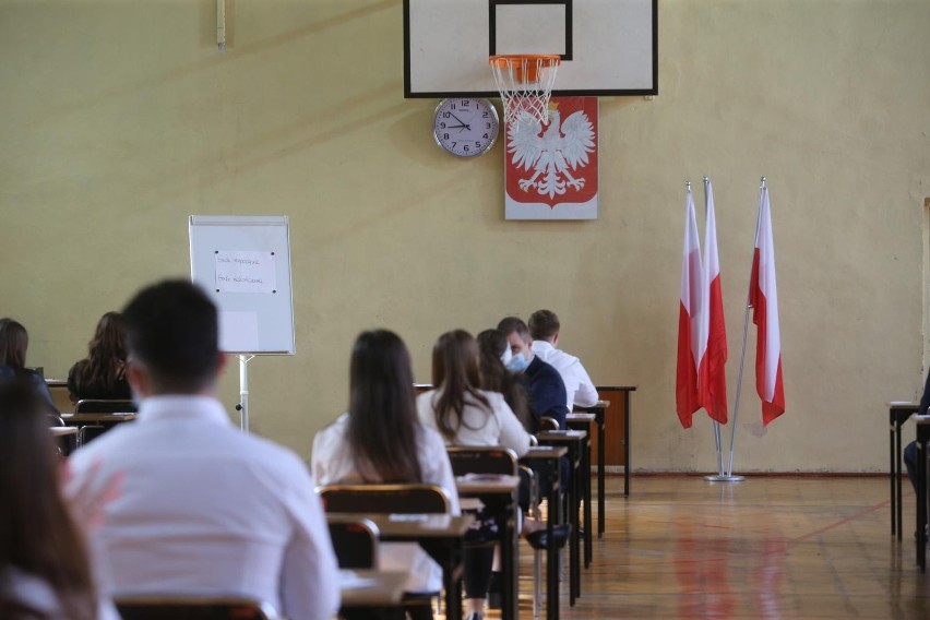 Tylko pierwsza część egzaminu jest teoretyczna i wypełniana...