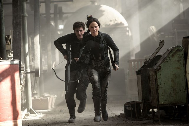 Ostateczna bitwa jeszcze przed głównymi bohaterami: Gale'em (Josh Hutcherson) i Katniss (Jennifer Lawrence)