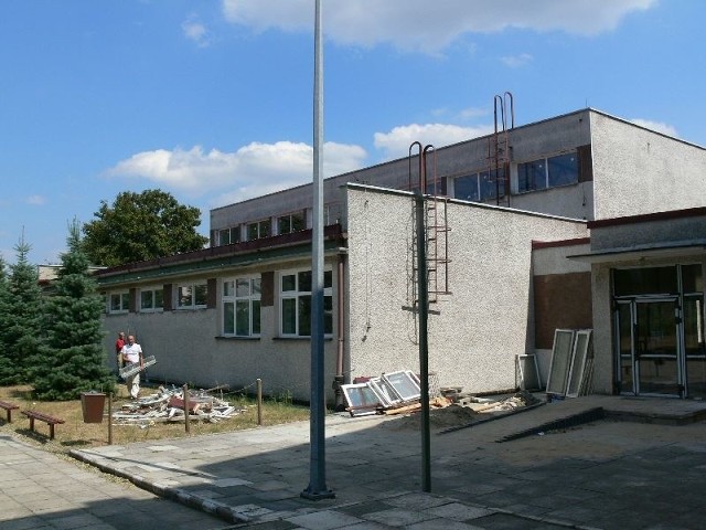 W Zespole Szkół w Stalach remont koncentruje się w sali gimnastycznej, w której wymieniono już wszystkie okna.